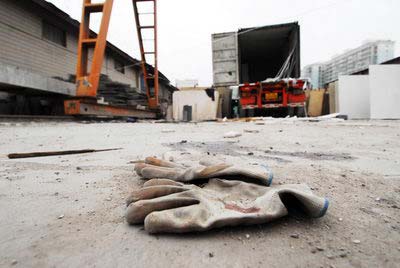 事发现场遗留的手套上血迹斑斑